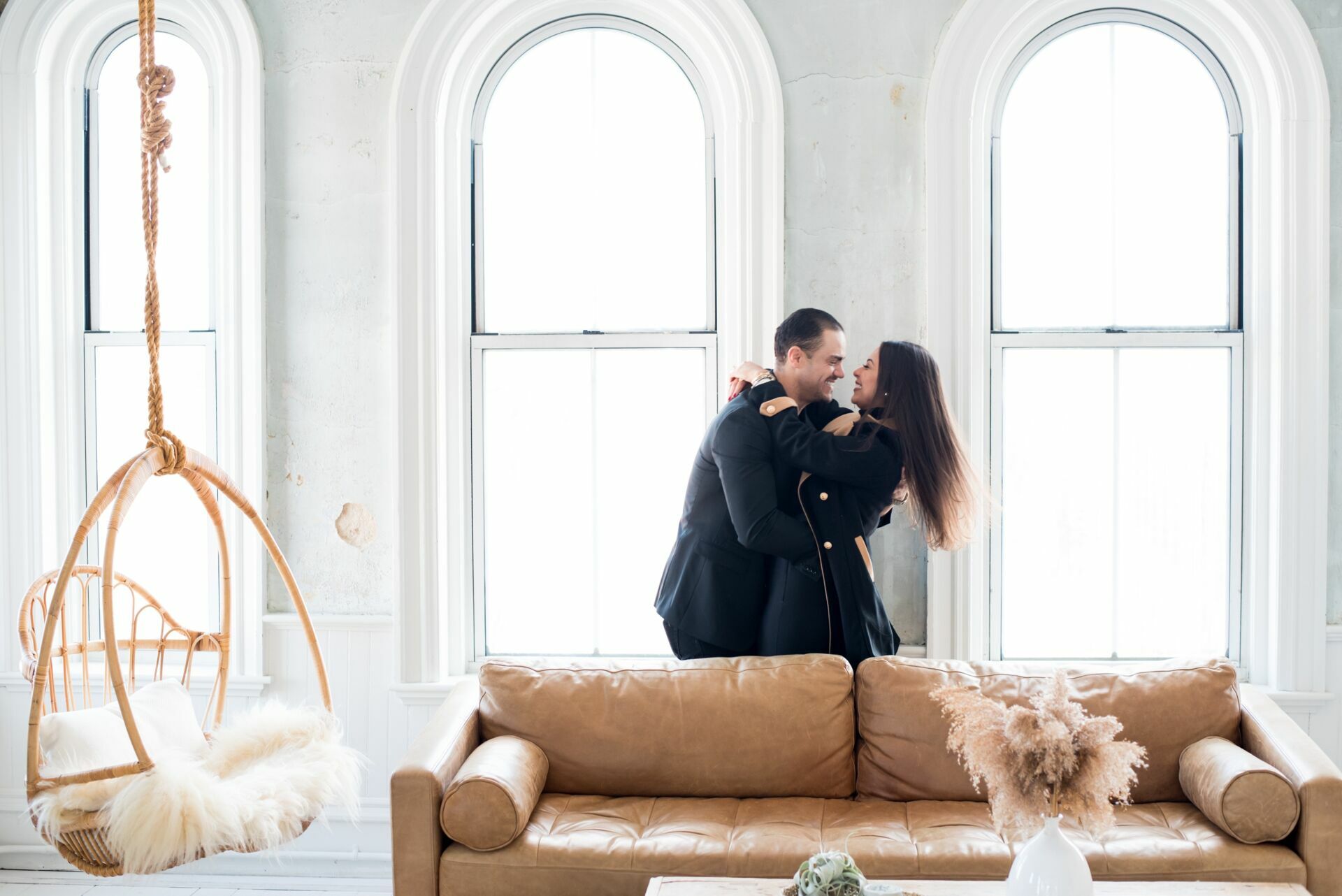 Foto Capturando a Essência do Amor em Massachusetts: Sessão Fotográfica de casal em Estúdio com Tatiana e Miguel - Imagem 4