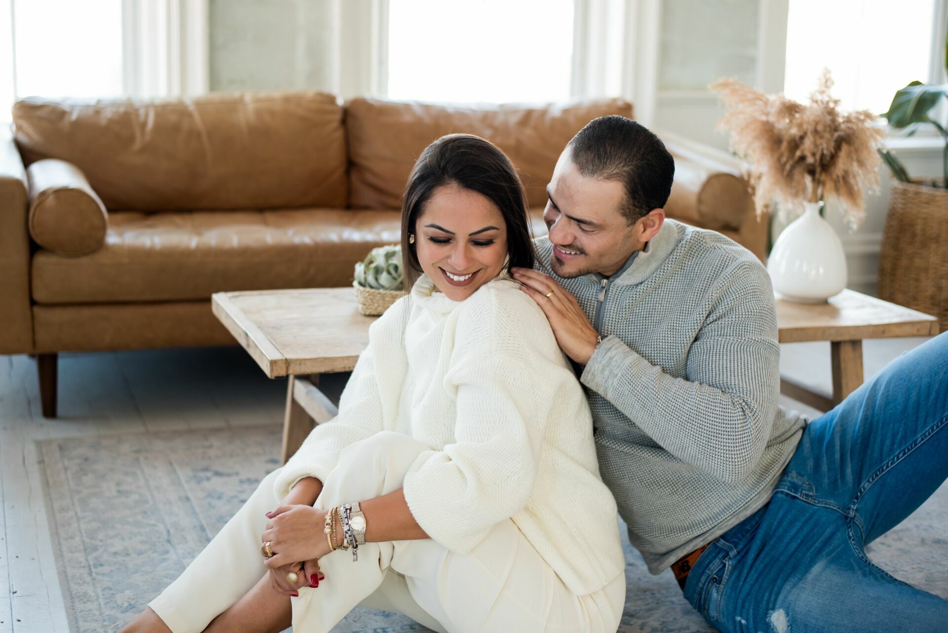 Foto Capturando a Essência do Amor em Massachusetts: Sessão Fotográfica de casal em Estúdio com Tatiana e Miguel - Imagem 16