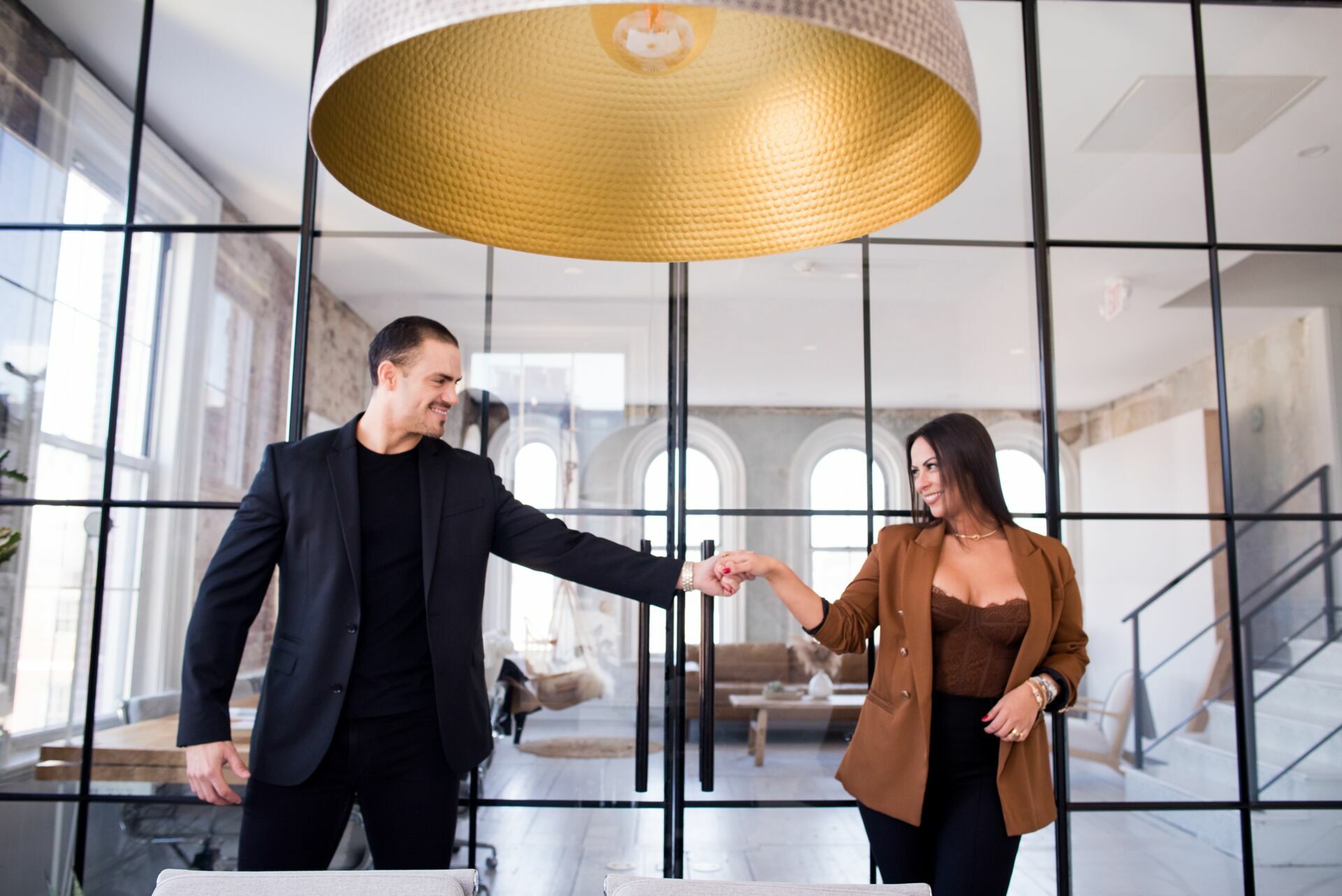 Foto Capturando a Essência do Amor em Massachusetts: Sessão Fotográfica de casal em Estúdio com Tatiana e Miguel - Imagem 9