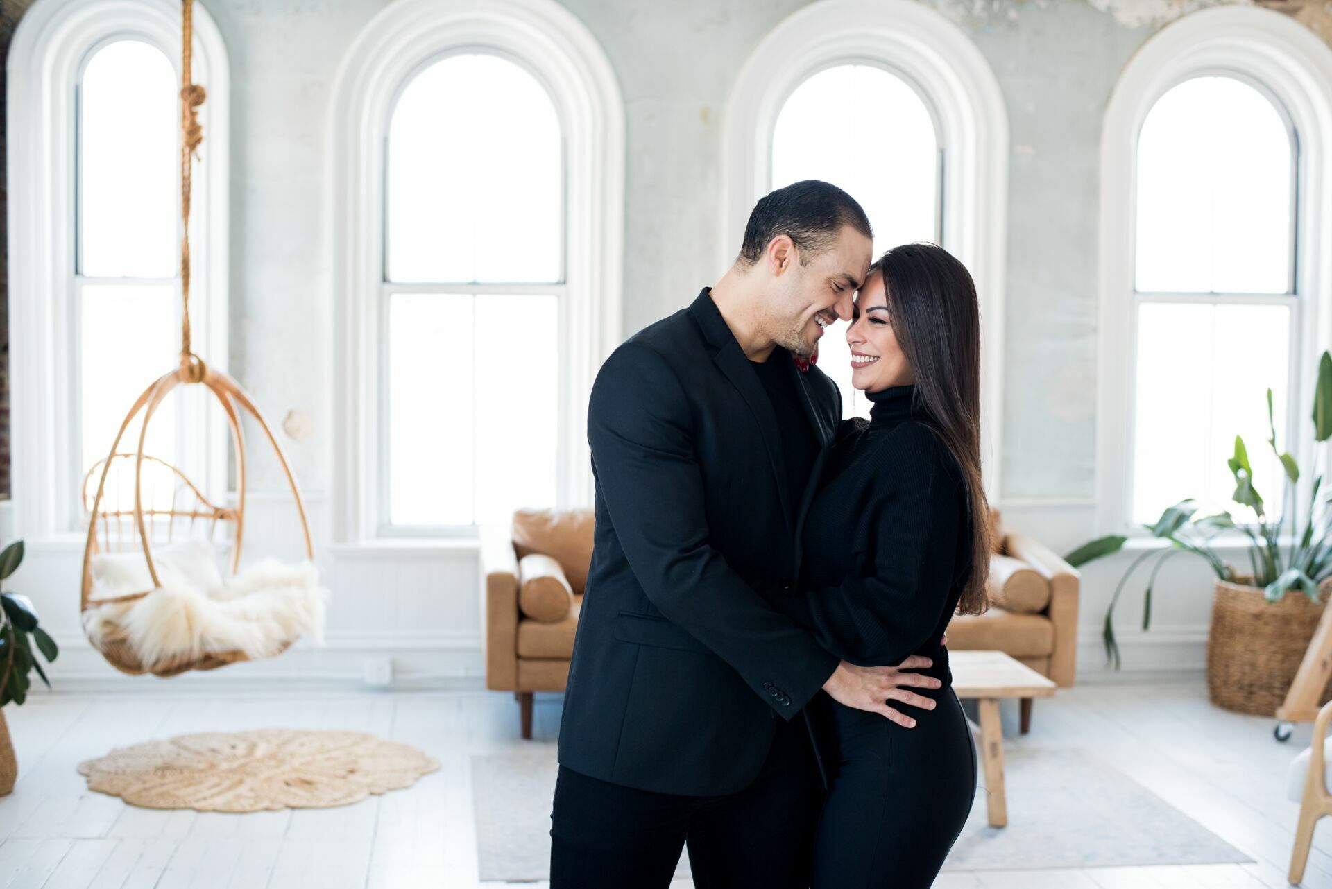 Foto Capturando a Essência do Amor em Massachusetts: Sessão Fotográfica de casal em Estúdio com Tatiana e Miguel - Imagem 0