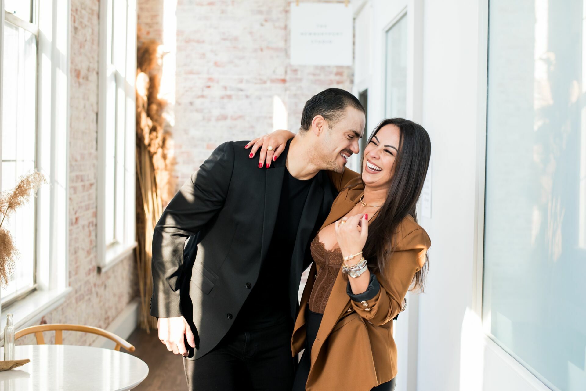 Foto Capturando a Essência do Amor em Massachusetts: Sessão Fotográfica de casal em Estúdio com Tatiana e Miguel - Imagem 11