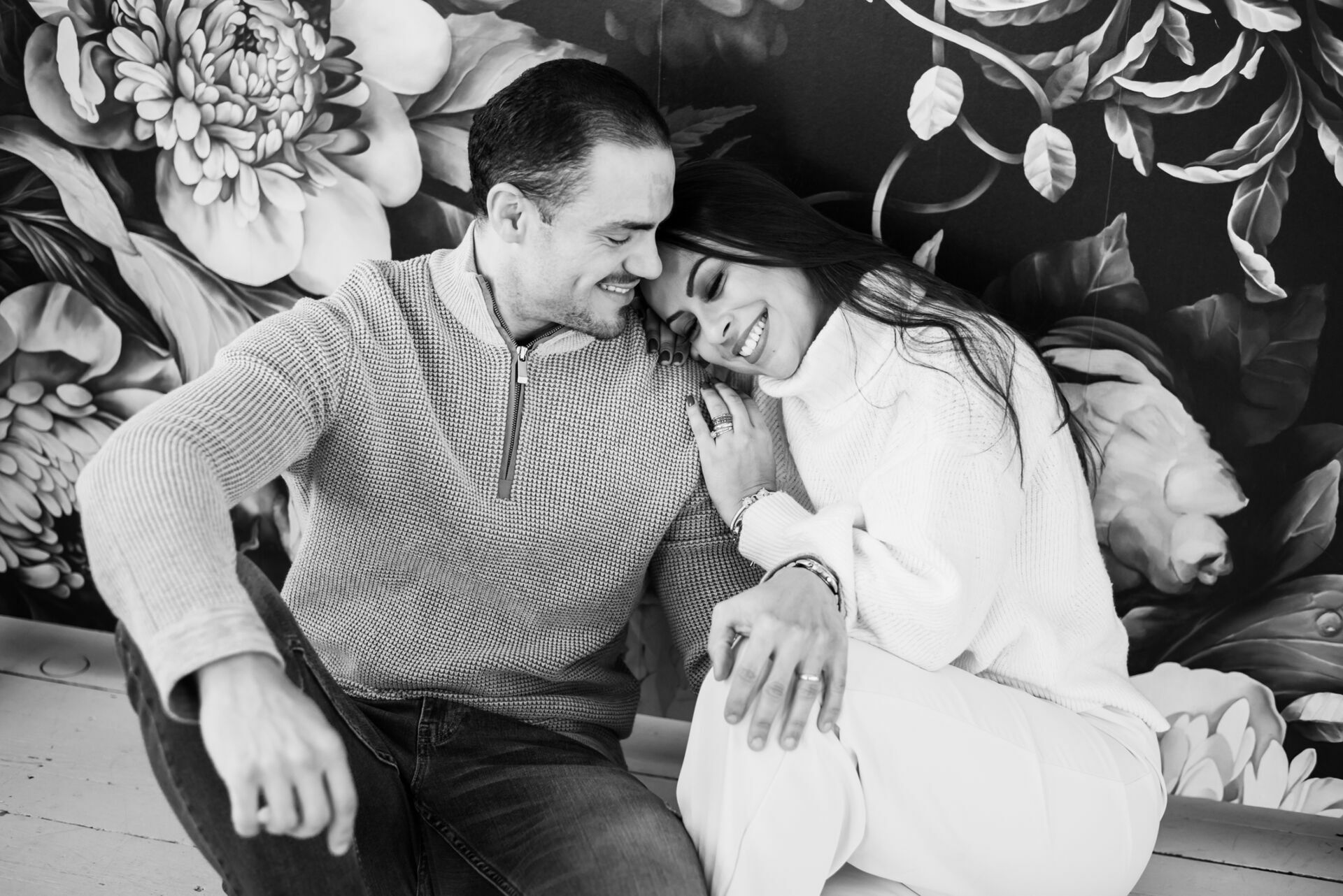 Foto Capturando a Essência do Amor em Massachusetts: Sessão Fotográfica de casal em Estúdio com Tatiana e Miguel - Imagem 13