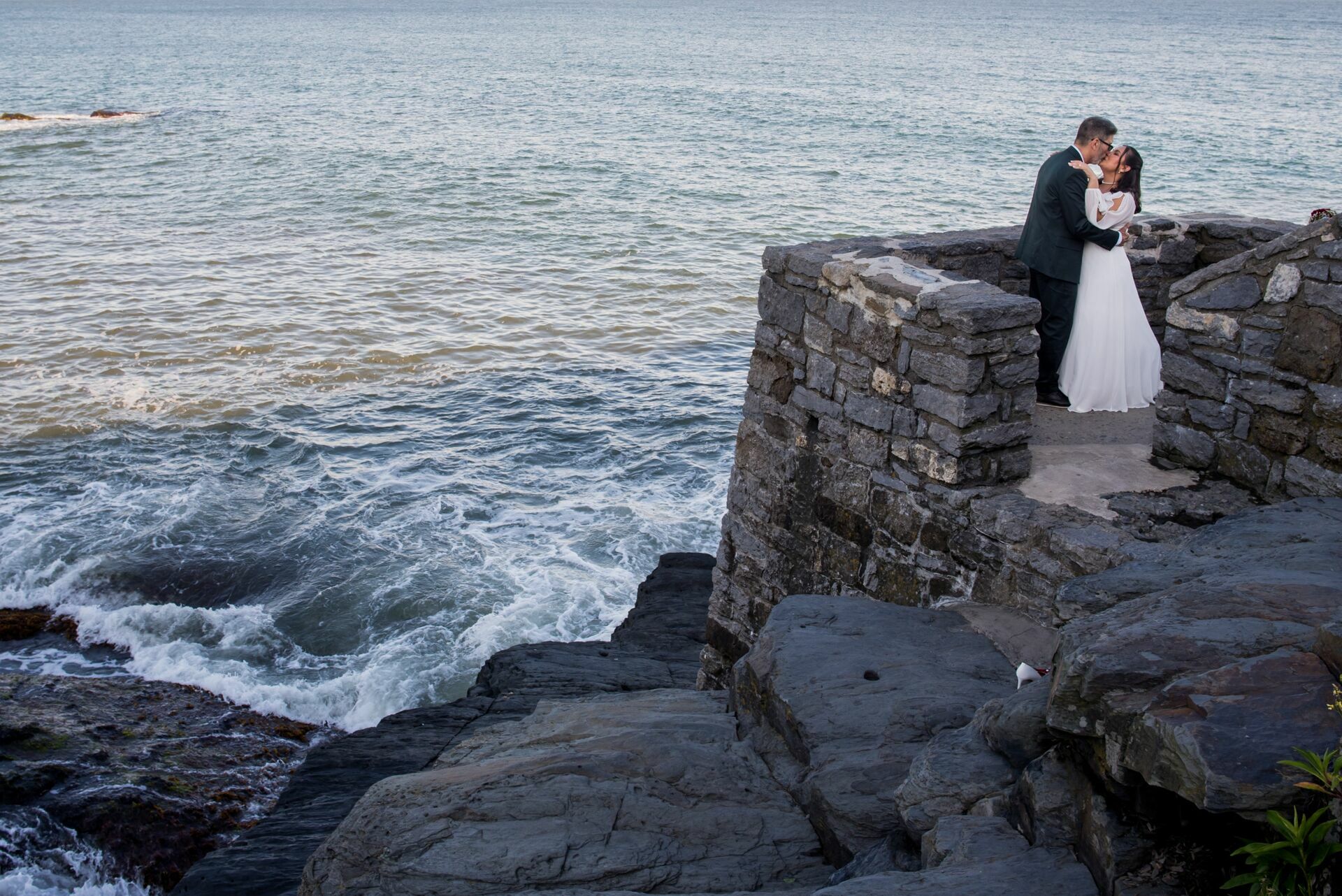 Foto Celebrando uma Década de Amor:  Bodas de 10 Anos de Mary e Robson em Newport, RI - Imagem 2