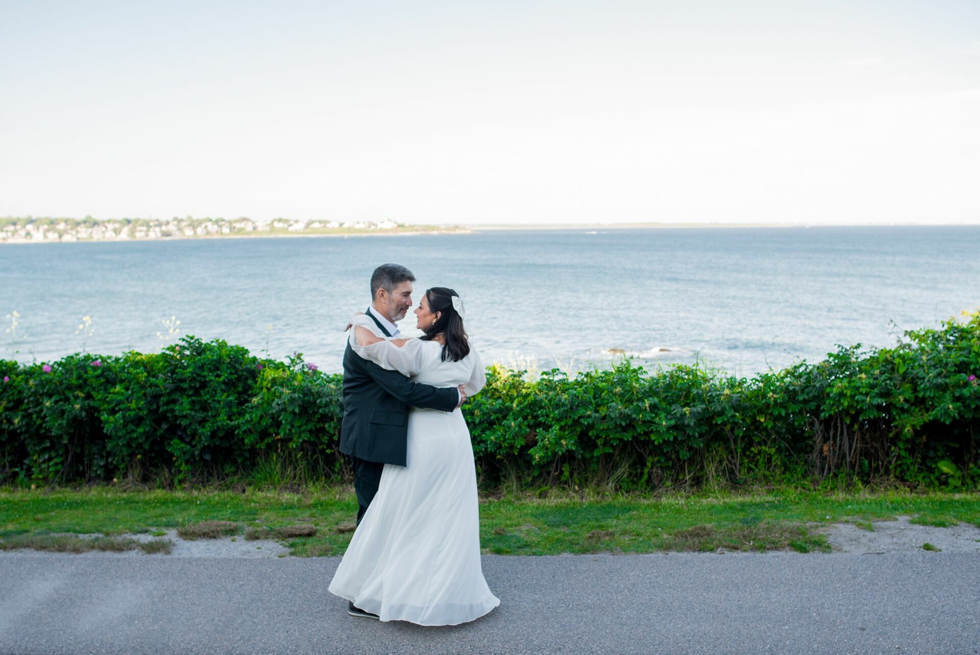 Foto Celebrando uma Década de Amor:  Bodas de 10 Anos de Mary e Robson em Newport, RI - Imagem 7